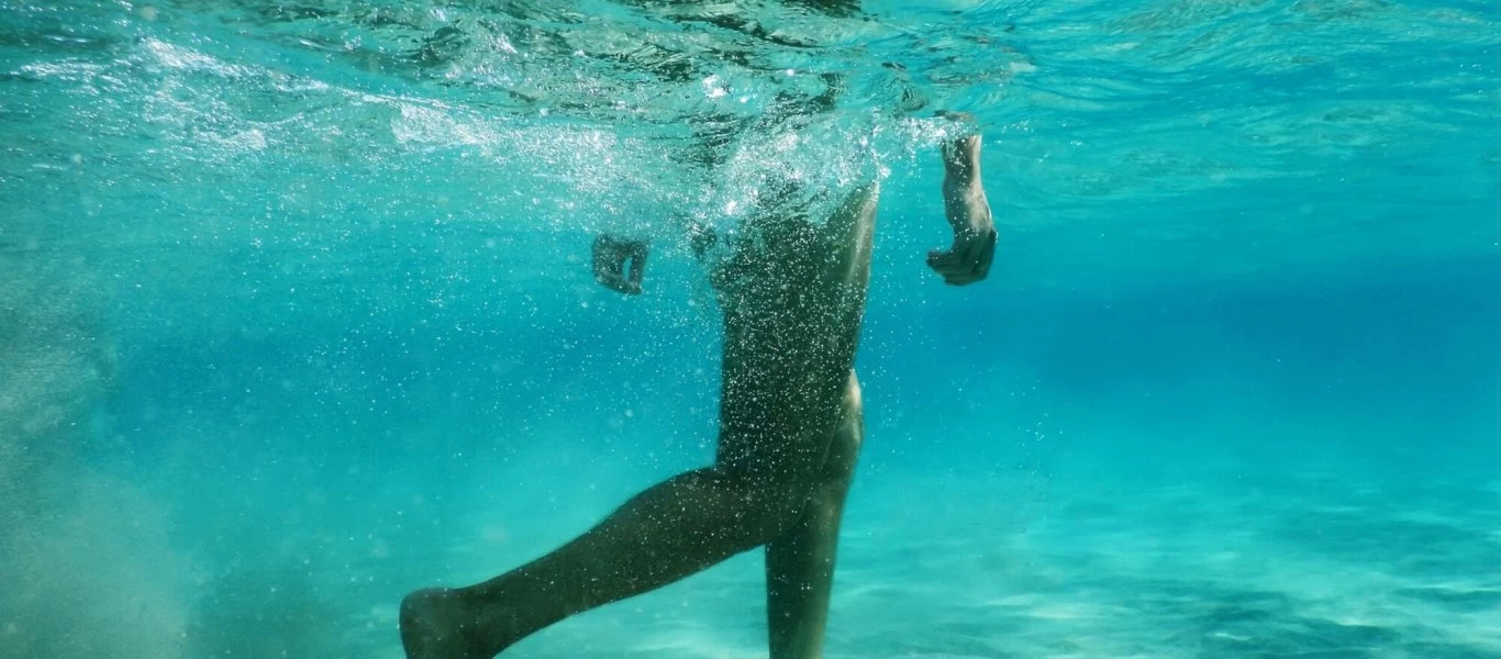 Κατέρριψε το ίδιο του το ρεκόρ: Κράτησε την αναπνοή του για 24 λεπτά και 33 δεύτερα κάτω από το νερό! (βίντεο)